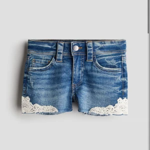 Slutsålda jeansshorts - Säljer dessa sjukt snygga jeansshorts med spetdetaljer, helt slutsålda