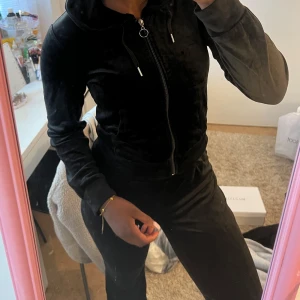 Svart velour hoodie med dragkedja - Byxa Strl S kofta Strl Xs