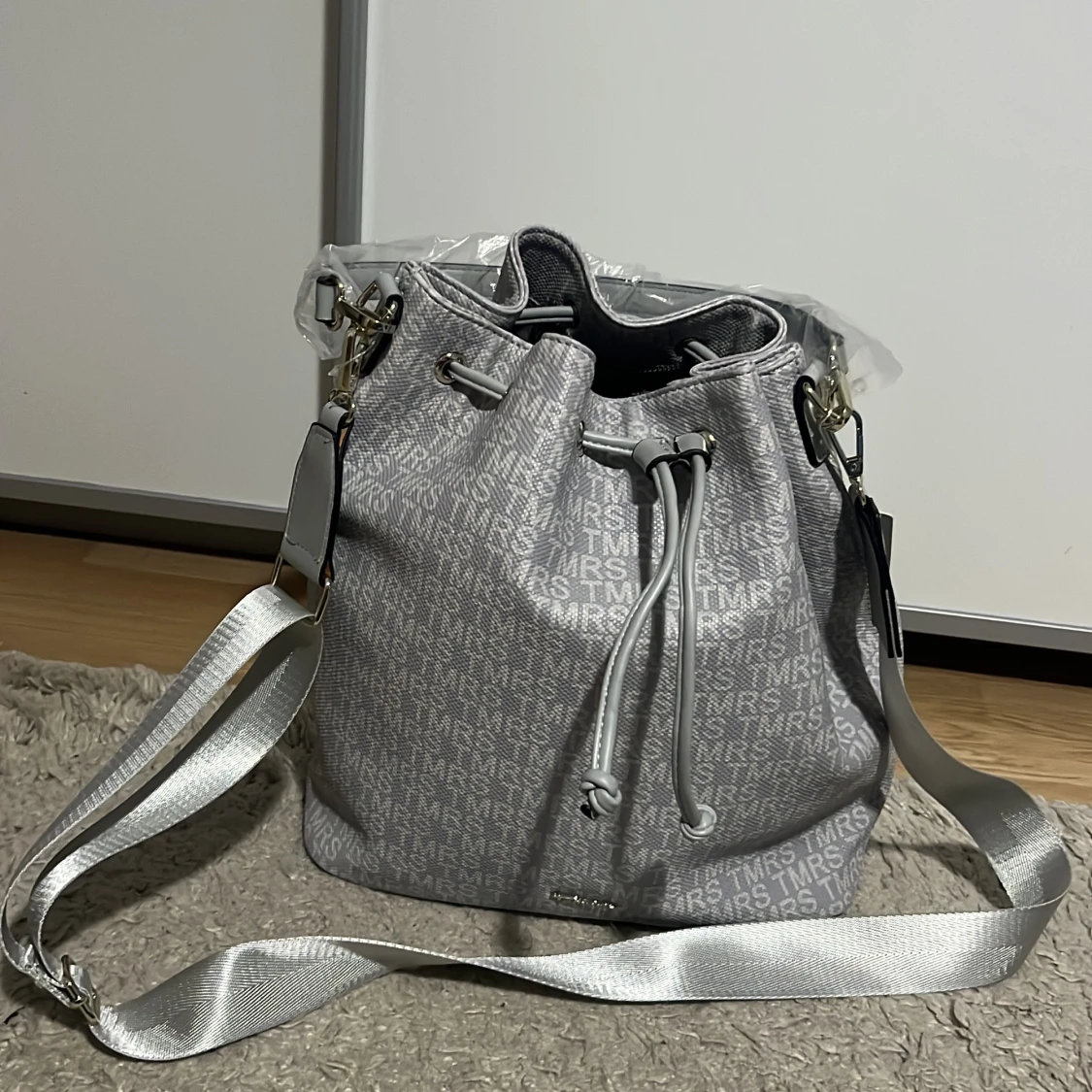 Grå axelväska från Tamaris