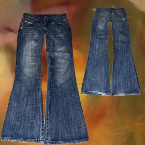 Diesel bootcut jeans  - Snygga blå bootcut jeans från Diesel med klassisk femficksdesign och slitna detaljer. Jeansen är tillverkade i 100% bomull och har en låg midja. Perfekta för dig som gillar en retro vibe och breda ben. 80 höft 80 innerbenslängd.