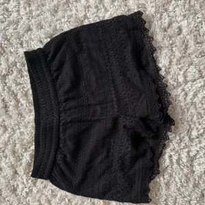 Svarta spets shorts  - Säljer dessa snygga spets shorts i storlek M!!