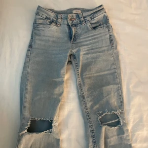 Ljusblå jeans Nelly - Säljer ett par ljusblå jeans från Nelly pga att jag växt ur dem. Skitsnygga och sitter bra i längd på mig som är 170. Rosa detaljer på byxorna. 🩷🩷 org pris 700