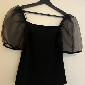 Jättefin svart topp från ginatricot🤍 - Jättebra skick, använd 1 gång🤍