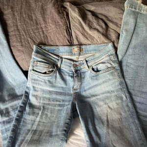 Ljusblå jeans från LTB - Ljusblå Lågmidjade jeans från LTB. Sitter superfint och är i väldigt bra skick. Meddela gärna om det finns frågor!