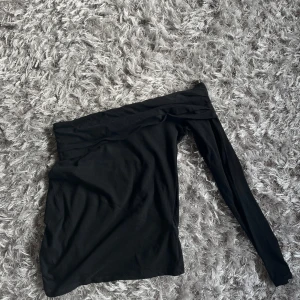 Zara topp - Zara topp, tunt material och one shoulder 