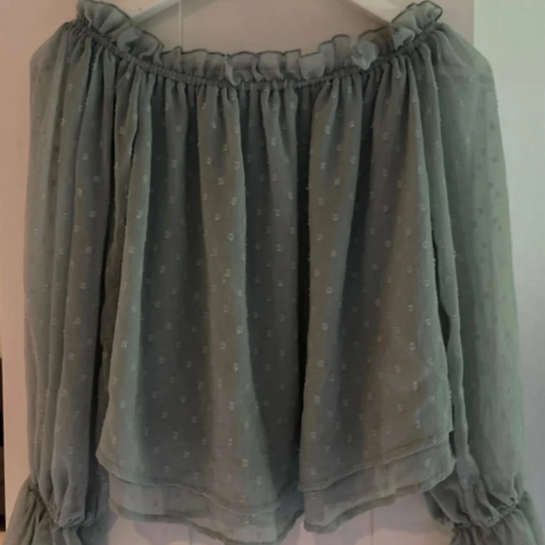 Ljusgrön offshoulder blus med volang - 1