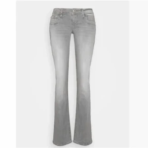 Grå bootcut jeans från ITB Blue Addicted - Snygga ljusgrå bootcut jeans från ITB Blue Addicted. Dom är insydda i midjan något men passar ändå bra, de är även uppsprätt sömnen längst ner. Och en fläck som syns på sista bilden. Annars fint sick!