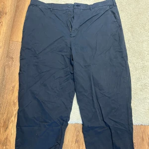 Svarta baggy chinos från GAP - Säljer ett par svarta chinos från GAP i baggy fit. Byxorna har klassisk design med bälteshällor, sidofickor och bakfickor med knapp. Perfekta för dig som gillar en loose och avslappnad stil.