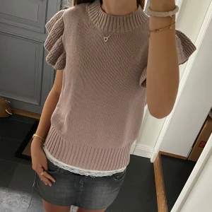 Rosa/lila stickad tröja  - Kortärmad stickad tröja med volanger från Lindex i fint skick. Kan inte hitta storlek men skulle säga S/M. Använd gärna köp nu!