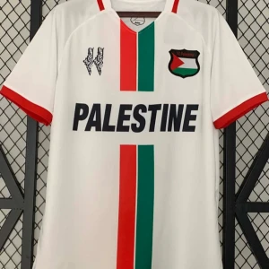 FC Palestine vit fotbollströja - Snygg vit fotbollströja från FC Palestine med tryckta ränder i rött och grönt längs mitten, svart text 'PALESTINE' och klubbmärke på bröstet. Röd kant vid krage och ärmslut. Baksidan har svart siluett-tryck och färgblock. Tillverkad i lätt polyester. 