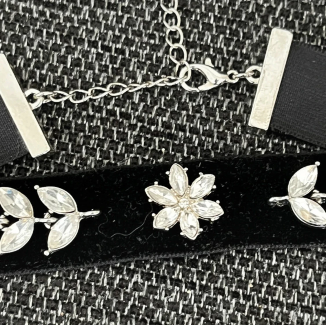 Svart sammetschoker med blommor - 1