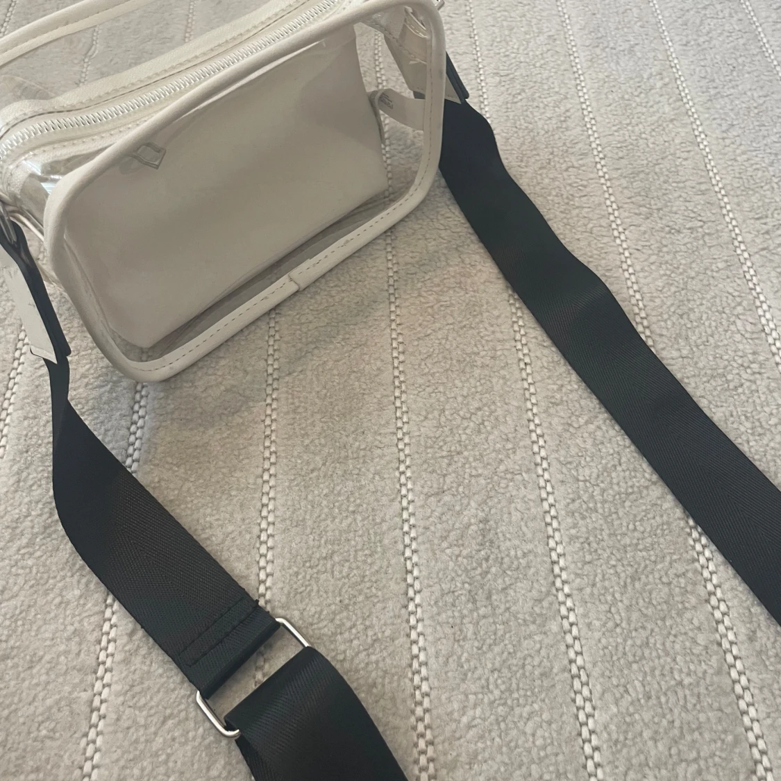 Transparent axelväska med vit mindre väska. - 3