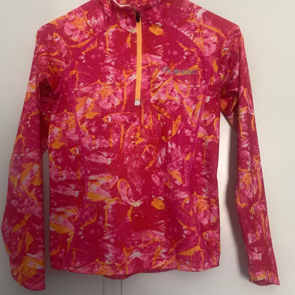 Färgstark träningshoodie från SOC