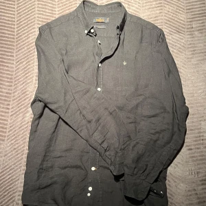 Morris Linne skjorta - Säljer en snygg linne skjorta från Morris i en mörkgrön/olivgrön färg. Den är sparsamt använd, och den är i bra skick. Pris kan diskuteras vid snabb affär!