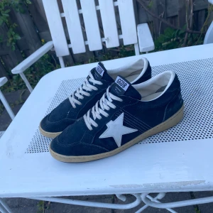 Golden Goose - Mörk blåa sneakers från Golden Goose, dom är i helt okej skick bara att de har låsnat rätt myvke från hällarna , dom är storlek 43 men kan även passa 44 , skriv för frågor elle liknade 🤗