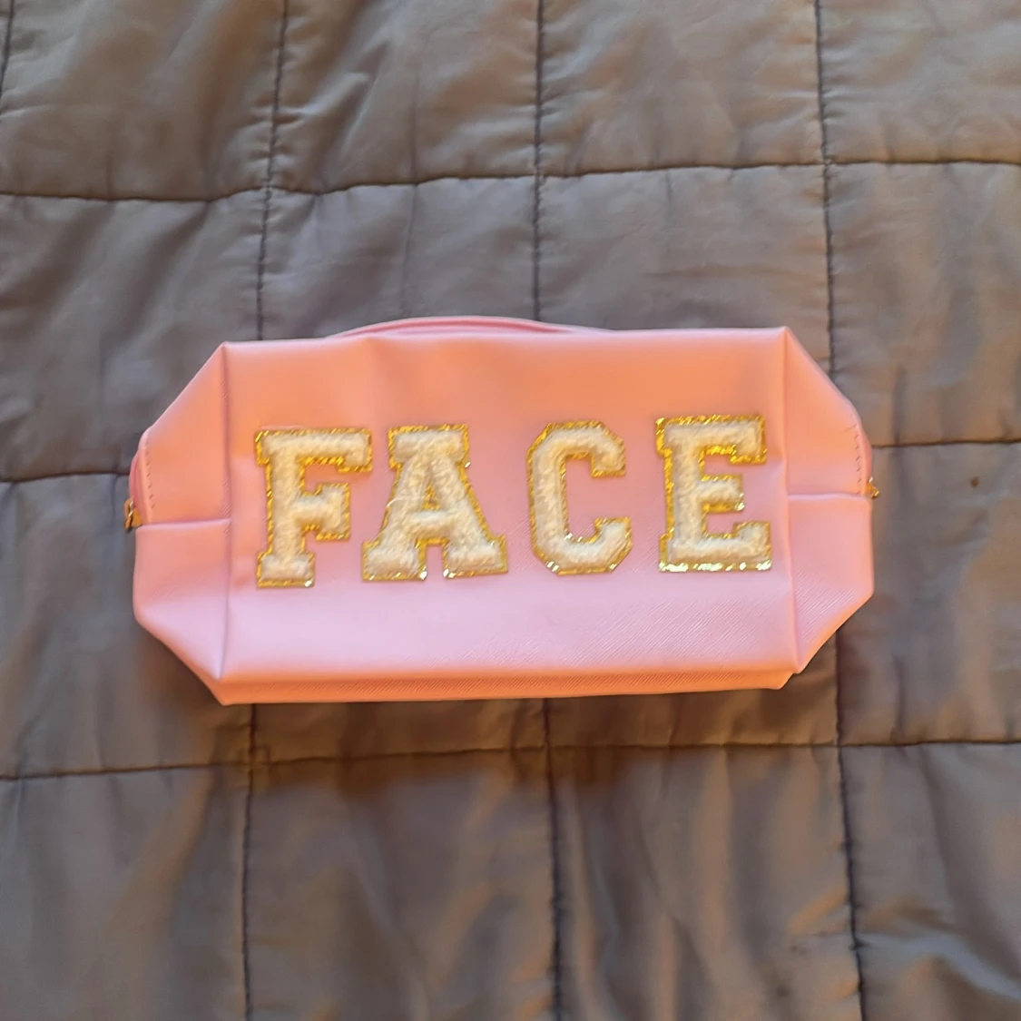 Rosa necessär med glittrig text