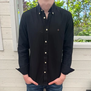 Svart Morris skjorta - Säljer jätte fin Morris skjorta, jätte fint skick, bara att skriva vid funderingar och postas inom 48h