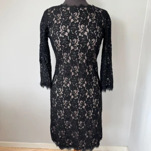 Svart spetsklänning från Diane von Furstenberg - Elegant svart spetsklänning från Diane von Furstenberg med trekvartsärm och rund halsringning. Klänningen har dragkedja i ryggen och vackert spetsmönster över hela plagget. Storlek S/36🩷Nypris 5500kr