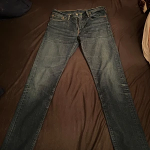 Gant jeans - Du har kommit rätt om du letar efter ett par grisch jesns för sommaren. Gant jeans med Nyskick och SNABB LEVERANS. Dm vid funderingar