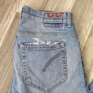 Dondup George jeans  - Tja säljer nu dessa feta dondup jeansen i storlek 32. Mycket fint skick, slitningarna är design. Pris kan diskuteras, hör av dig för minsta fundering! ;)