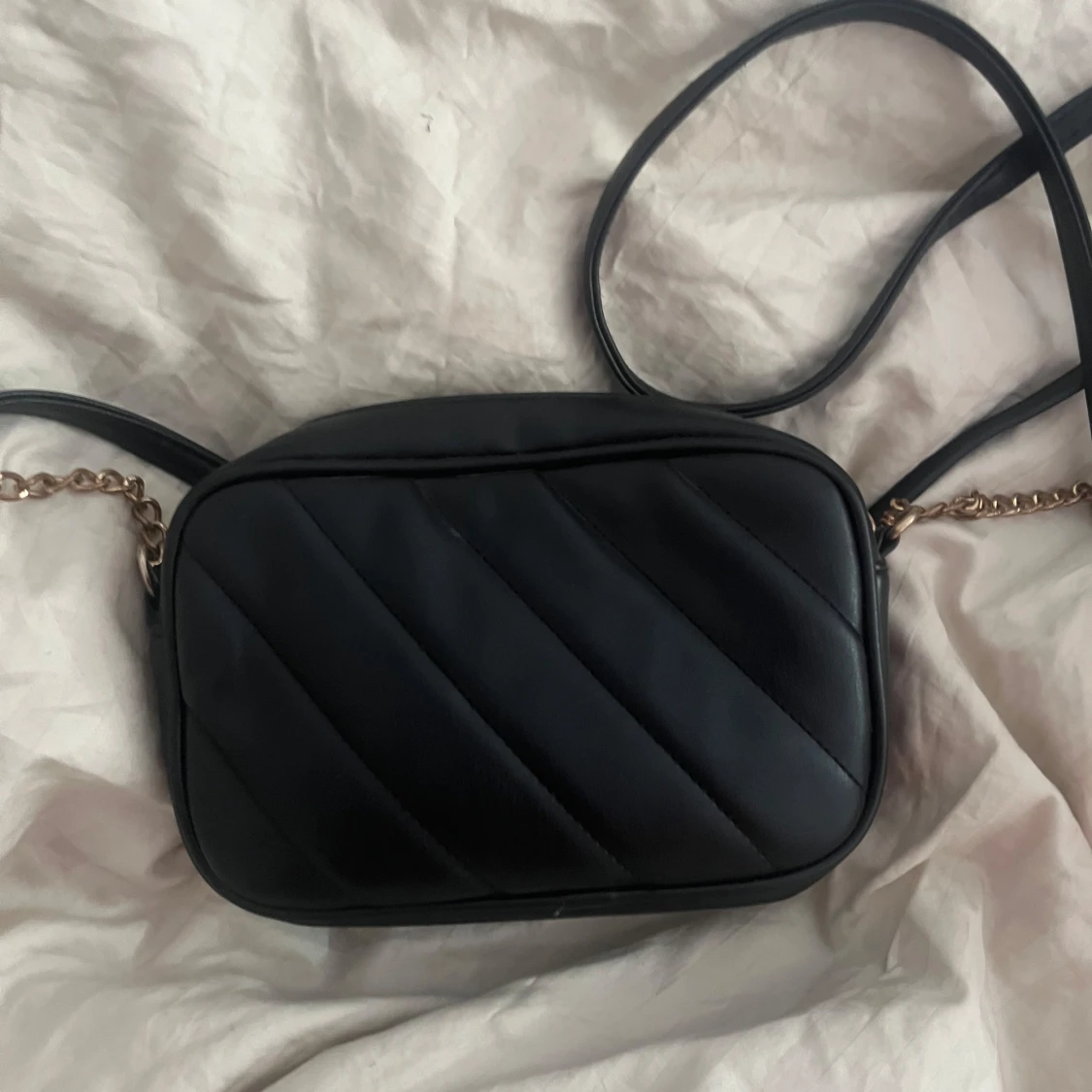 Svart quiltad axelväska med kedjedetalj - 1