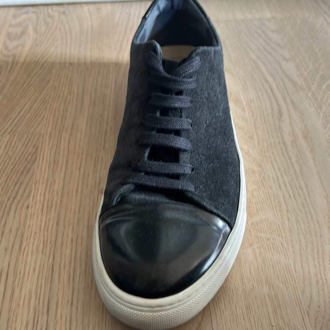 Svarta sneakers från Sneaky Steve