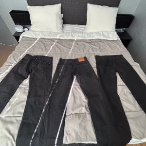 Svarta Levis 501 jeans Bundle 6 - Två styck svarta Levis 501 Byxor en i storlek 29/32 den andra i storlek 30/32, sen en Denim byxa i storlek 28/32 säljer alla i en bundle 