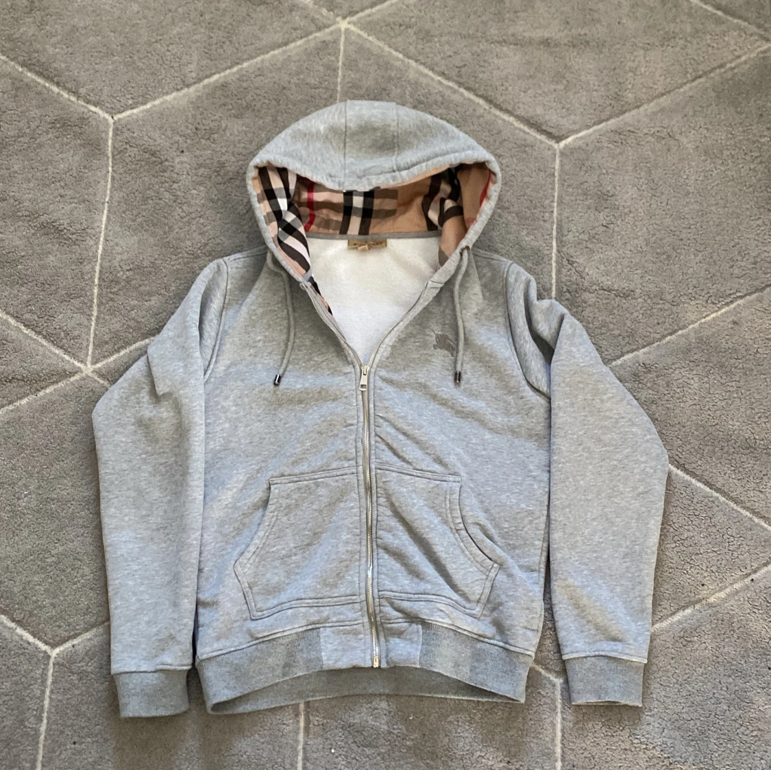 Grå hoodie med dragkedja från Burberry