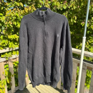 Polo Ralph Lauren Tröja - Polo Ralph Lauren Tröja 👕 - Skick 10/10 - Storlek M - Nypris 1899kr - (Perfekt under väst vid svalare sommardagar). 🤩