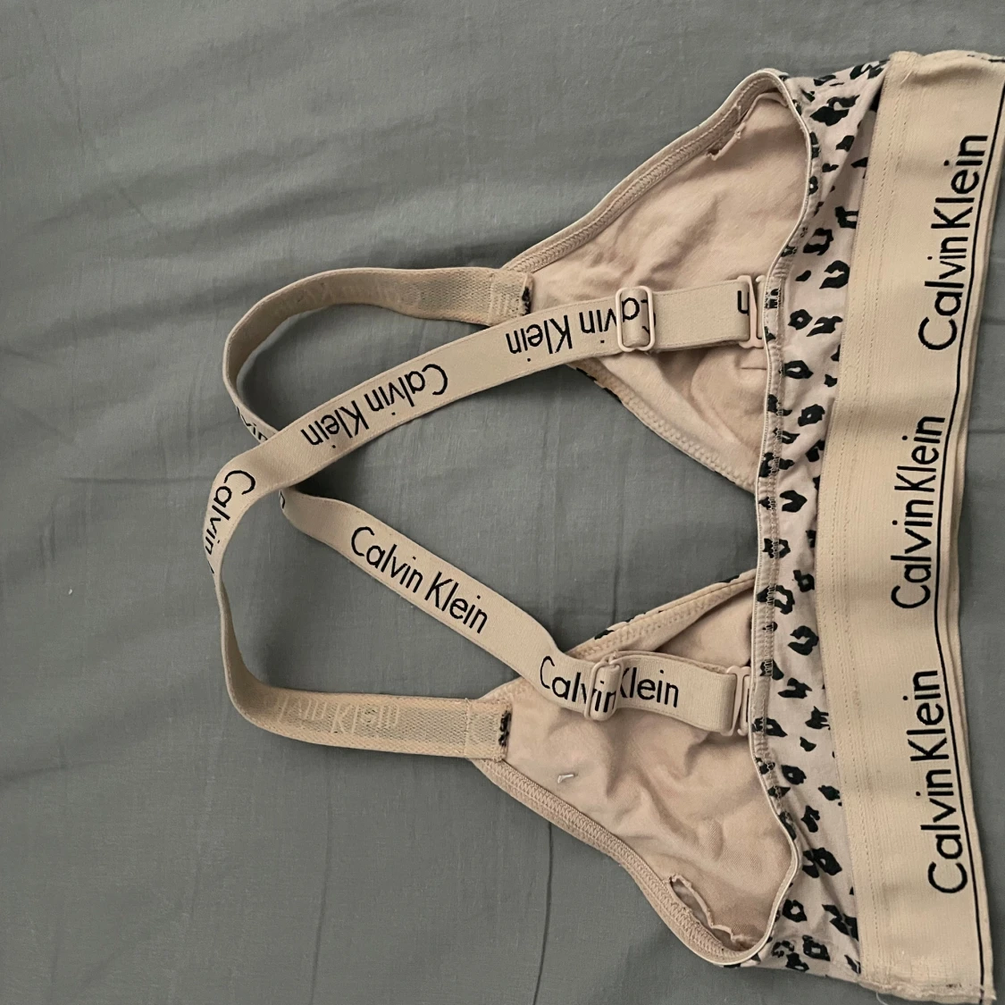 Beige leopardmönstrad topp från Calvin Klein - 1
