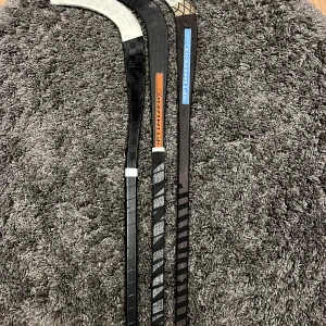 Bandy klubbor - Säljer mina bandy klubbor då jag byte till rn annan sport, Använde klubborna en sesong, Dem är i mycket bra skick. Optimizen me blå är special beställd, me orange är knappast använd så är i helt nytt skick, den svarta arcen är min favvo klubba och är en edlund men i svart. Har inget pris men kom med förslag. Skriv om ni e intresserade😀
