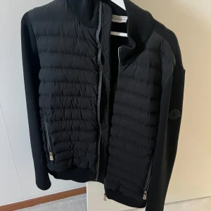 Svart dunväst  - Super fint skick! Lappen i nacken är sönder! 