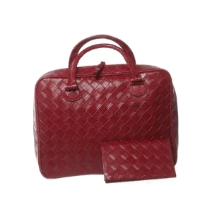 Röd handväska i skinn med matchande plånbok - Säljer en snygg röd handväska i skinn med klassiskt rutmönster och två handtag. Väskan har en stilren och kommer med en matchande plånbok. Perfekt för dig som vill ha en tidlös accessoar. 