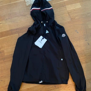 Svart moncler vindjacka - Riktig sjyst vindjacka i storlek S i svart färg. Skriv via dm vid intresse. Pris kan diskuteras via snabb affär