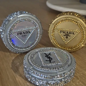 Tomma snusdosor  - Perfekt present till någon som snusar. Vill man inte ha snus i kan man fylla den med tuggummi. Jag kan trycka logga, namn, bild & valfri text på locket. Glittrig & lyxig snusdosa. Studentpresent, födelsedag, morsdag m.m
