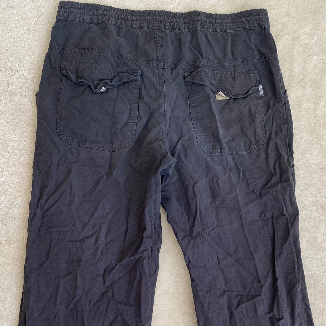 Svarta byxor från Heavy med råa benslut - 1