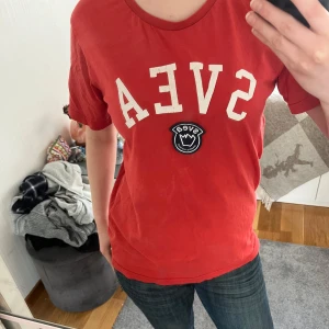 Svea T-shirt  - Röd Svea T-shirt. Perfekt basplagg att ha i garderoben. Storlek 160 skulle säga S. Skrov vid frågor! 🤗💗