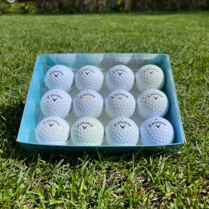 Callaway golfbollar i ask - Säljer en ask med tolv vita golfbollar från Callaway. Bollarna har klassisk dimple-design och är perfekta för säsongen. Perfekt för dig som vill fylla på golfutrustningen.