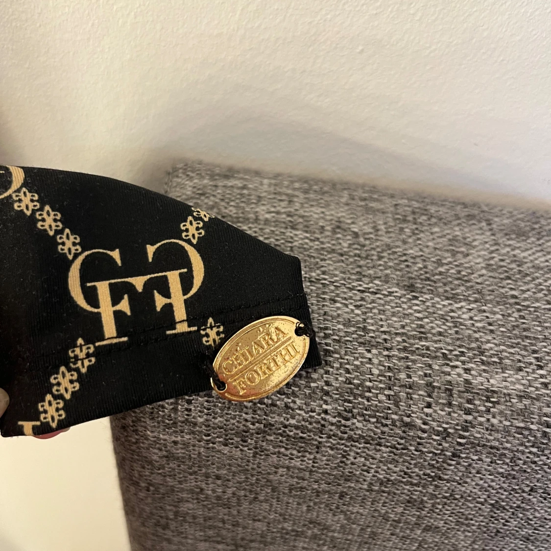 Svart omlottklänning med gulddetaljer från Chiara Forthi - 2