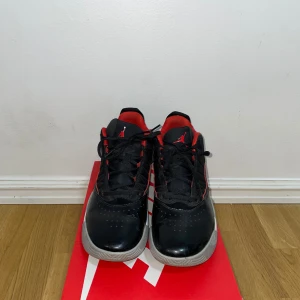 Svarta och röda Nike Air Jordans - Storlek 42 mycket bra kondition.