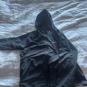 Nike miler windbreaker - Hej säljer min nike vindjacka som är i mycket bra skick, hör av er vid frågor!
