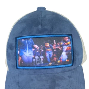 Blå keps från Capex Redbull Edition - Säljer en blå keps från Capex Redbull Edition med vit mesh baktill. Framtill finns en färgglad broderad patch med motiv av ett firande sportlag. Kepsen har böjd skärm och justerbar passform.