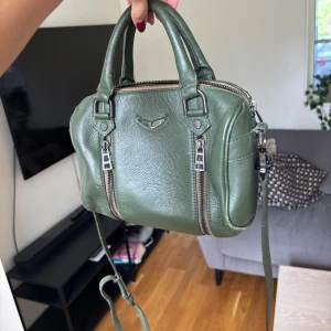 Zadig sunny bag - Superfin mörkgrön väska från Zadig💓inte använd alls mycket och väldigt bra skick!