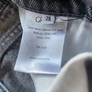 Jeans - jeans märke grunt loos fit ash gray färg at