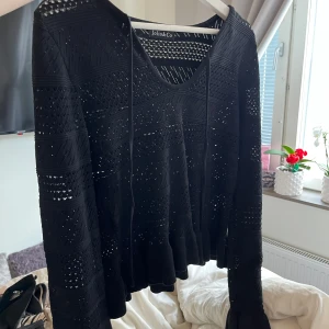 Svart stickad tröja med volang  - Snygg tröja/blus, passar xs och s