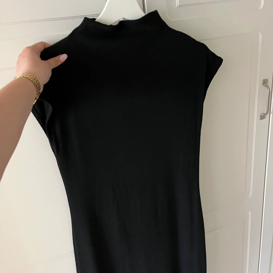 Svart ribbad klänning  - 1
