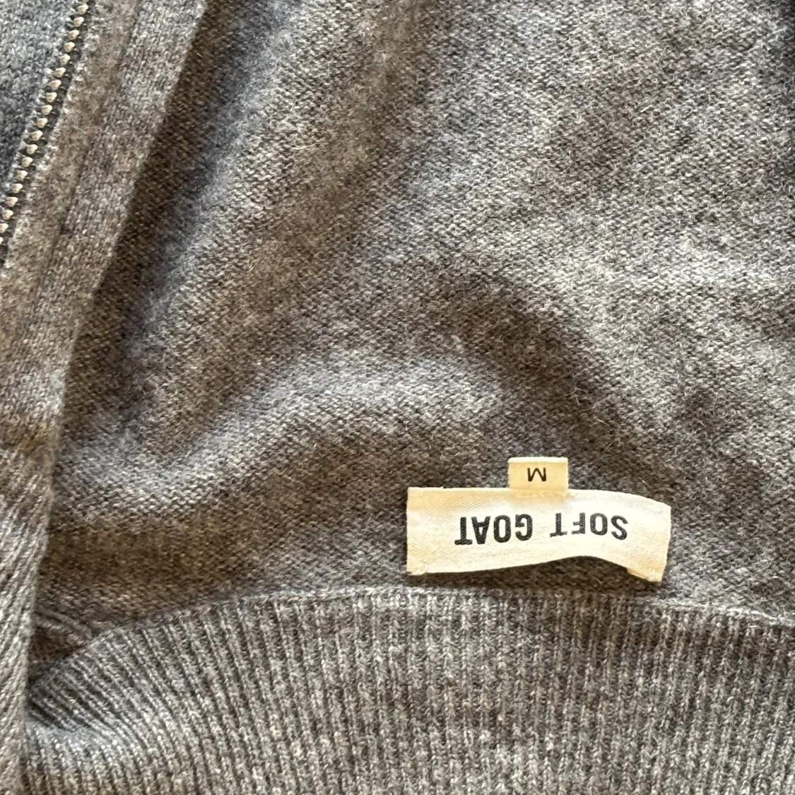 Grå full zip från Soft Goat - 3
