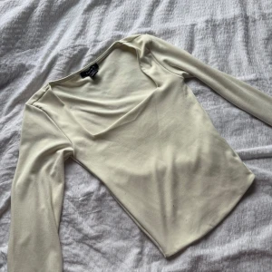 Off white långärmad topp - Säljer en off white långärmad topp från new yorker. Den har en fyrkanting urringning och sitter tight på kroppen men är för liten för mig. Använd ett fåtal gånger så i bra skick. Skriv privat för fler bilder💗