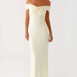Ljusgul offshoulder långklänning - Elegant långklänning i ljusgult tyg med offshoulder-modell och twistad detalj över brösten. Klänningen har en figurnära passform 💞🩷 Från peppermayo. Endast testad 