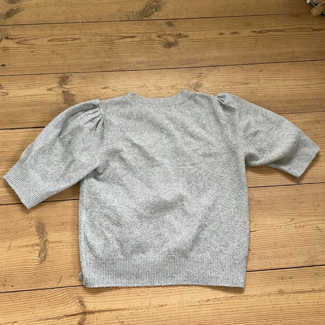 Grå stickad tröja med puffärm från ONLY - 1